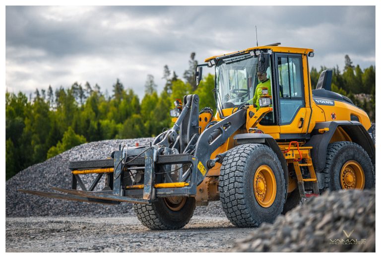 Orange grävtraktor i arbete, robust maskin och tydliga arbetsdetaljer i fokus - Vamale Photography