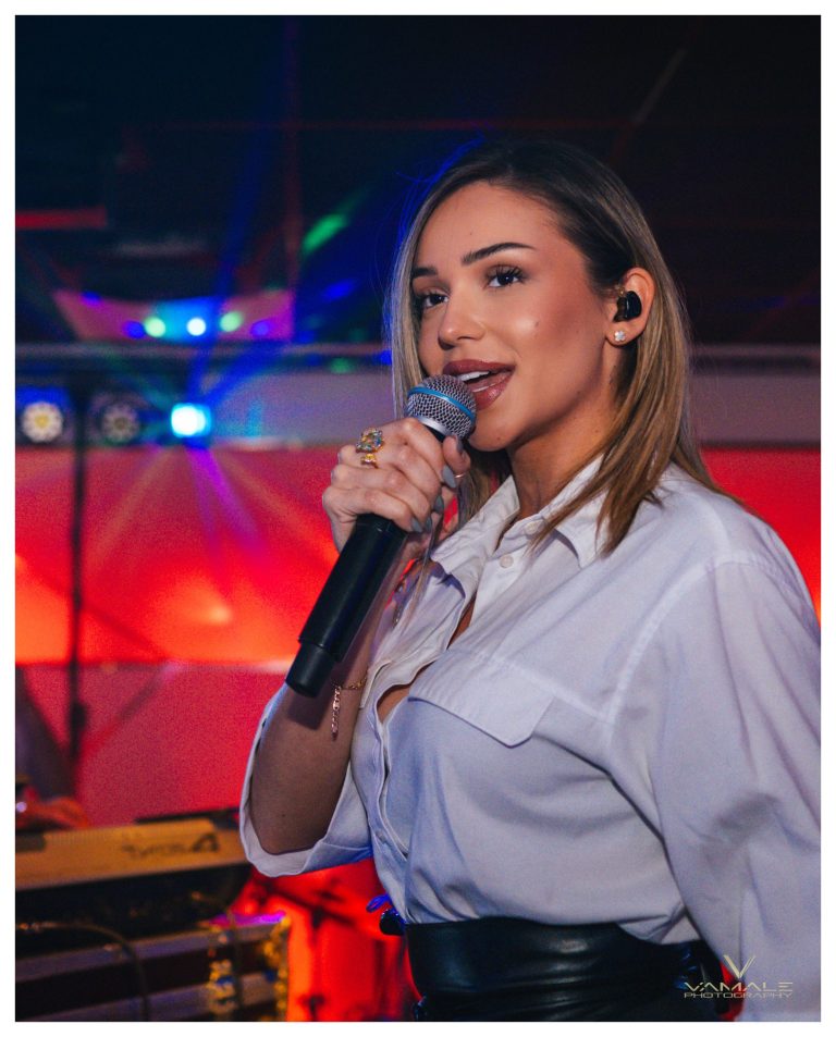 Röd Stingray sportbil vid havet en vacker dag, elegant linjer och klassisk stil - Vamale Photography